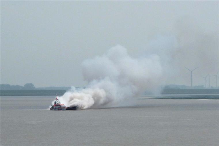 Brennendes Segelboot: Cuxhavener Seenotretter bergen Skipper Ein brennendes Segelboot hat am Montag für einen Rettungseinsatz gesorgt.