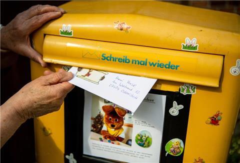 Ein Brief, den ein Kind für den Osterhasen Hanni Hase geschrieben hat, wird in einen Briefkasten geworfen. 
