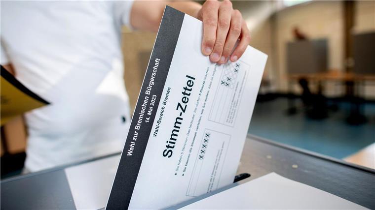 Zwölf Verfahren beim Staatsgerichtshof zur Bürgerschaftswahl Ein Bürger wirft in einem Wahllokal seinen Stimmzettel für die Bürgerschaftswahl in eine Wahlurne.