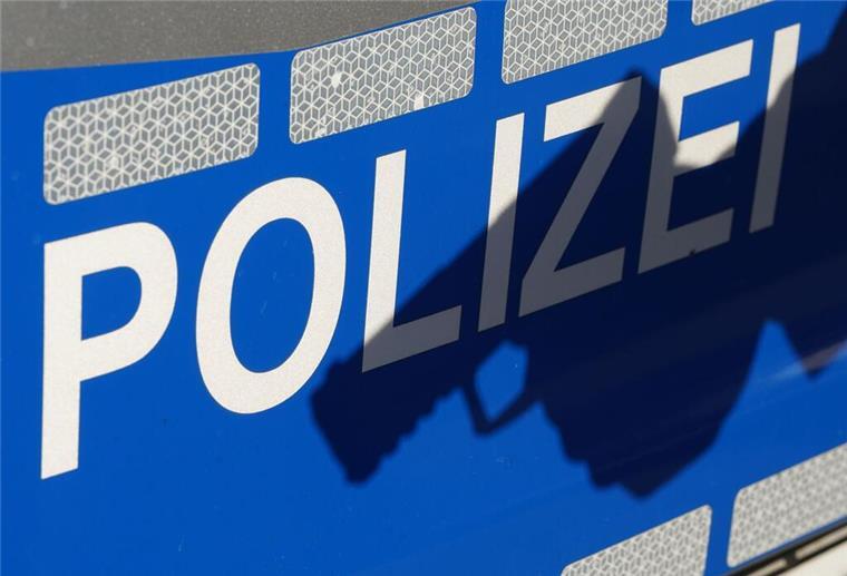 Schüsse am Bahnhof: Bundespolizei stoppt Messerangreifer mit Schusswaffe ILLUSTRATION - Der Schattenriss einer Polizei-Dienstwaffe der Marke Heckler & Koch SFP9, Kaliber 9 mm, ist vor dem Schriftzug „Polizei“ an der Tür eines Einsatzfahrzeugs zu sehen. (zu dpa: «Polizei gibt 2024 besonders viele tödliche Schüsse ab»)
