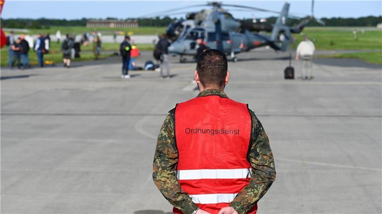 Ein Bundeswehrsoldat überblickt die Spotter auf den „Search-And-Rescue-Meet 2023“. Die mehrtägige Veranstaltung „Galileo SAR Meet 2023“ ist ein Treffpunkt für Einsatzkräfte und Industrie, die sich mit satellitengestützten Rettungslösungen beschäftigen.