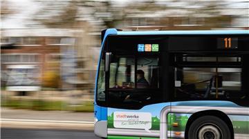 Ein Bus der Göttinger Verkehrsbetriebe (GöVB) ist auf dem Holtenser Berg unterwegs.