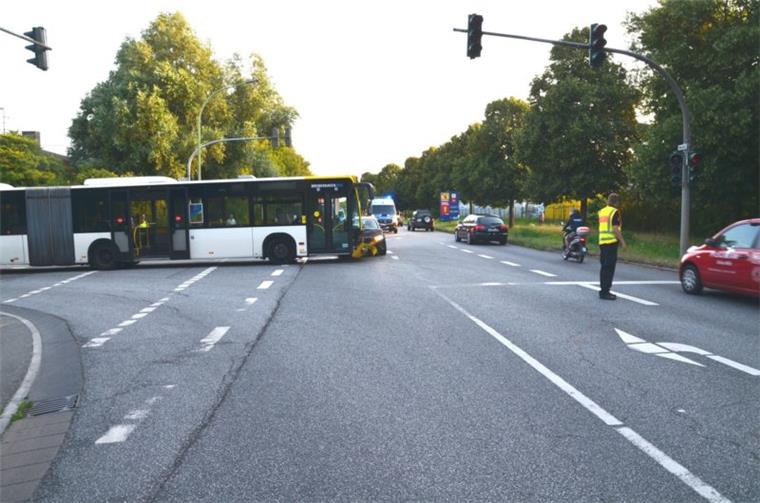 Bus kracht in Bremerhaven mit Auto zusammen - 6 Verletzte Ein Bus ist in Bremerhaven mit einem Autofahrer zusammengekracht. Es gab sechs Verletzte.