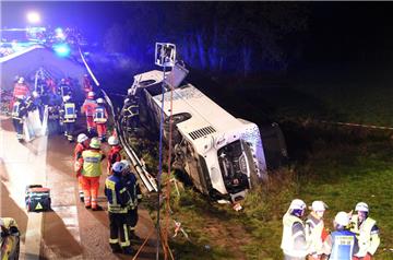 Ein Bus liegt neben der Autobahn A1 zwischen Stapelfeld und Barsbüttel im Graben. Der Bus war von der Straße abgekommen, zahlreiche Insassen wurden verletzt.  
