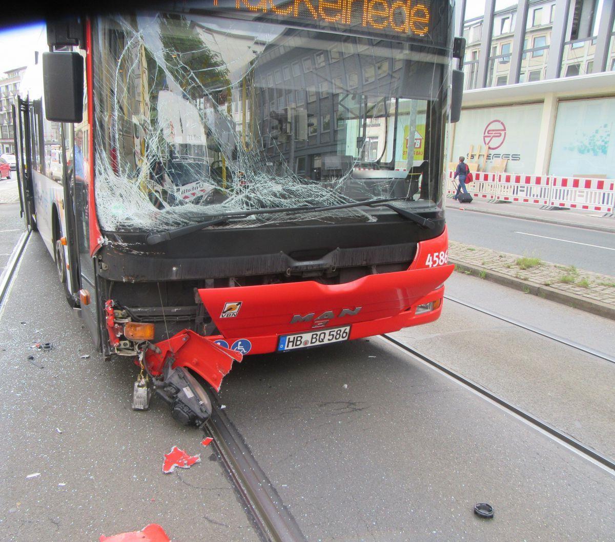 Ein Bus und ein Auto sind in der Bürgermeister-Smidt-Straße in Bremen-Mitte zusammengestoßen.