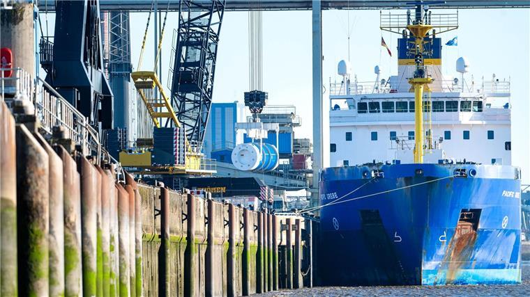Der Castor-Transport nach Bayern rollt Ein Castor-Behälter wird aus einem Spezialschiff gehoben.