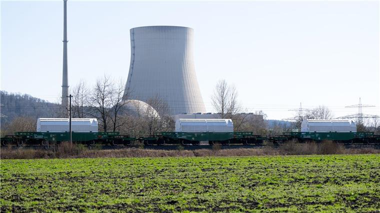 Ein Castor-Zug passiert das still gelegte Kraftwerk Isar im Landkreis Landshut.