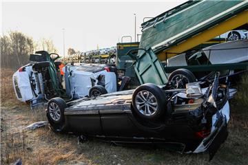 Ein chaotisches Bild bietet die Unfallstelle in Cuxhaven: entgleiste und zerstörte Waggons sowie demolierte Autos.
