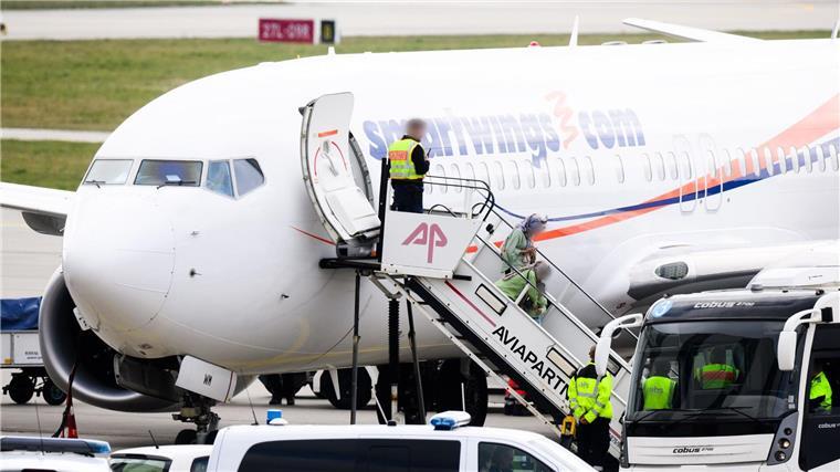 Flugzeug mit Menschen aus Afghanistan landet in Hannover Ein Charterflugzeug aus Pakistan bringt gefährdete Menschen aus Afghanistan nach Deutschland.