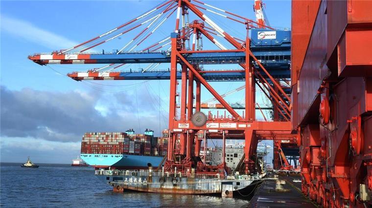 Sturm-Drama in der Biskaya: Bremerhavener Containerbrücken stürzen ins Meer Containerbrücken