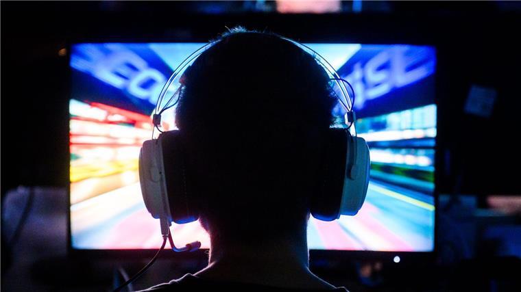 Ein Computerspieler bei der Messe Gamevasion in Hannover 2024.