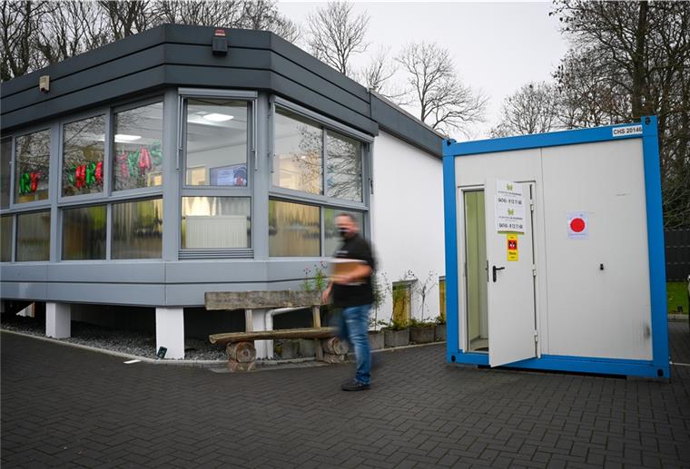 Langen: Arztpraxis stellt Container für Infektionspatienten auf Ein Container als Behandlungsraum: Die Arztpraxis von Nina Brümmer in Langen geht in Corona-Zeiten lieber auf Nummer sicher.