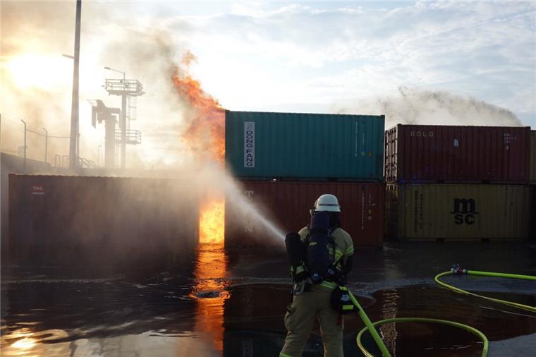 Ein Container ist an der Columbuskaje in Brand geraten.
