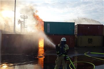 Ein Container ist an der Columbuskaje in Brand geraten.
