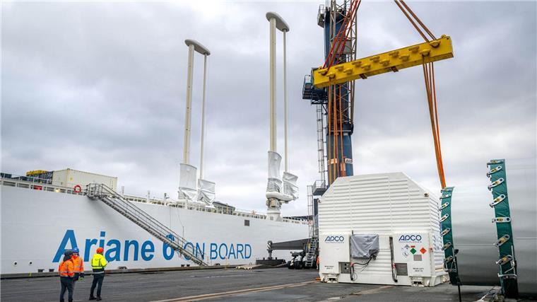Wind verzögert Verladen von Ariane-6-Oberstufe Ein Container mit der ersten Oberstufe der europäischen Trägerrakete Ariane 6 wird im Neustädter Hafen für das Verladen auf das speziell für den Transport der Rakete konzipierte Schiff „Canopee“ vorbereitet.