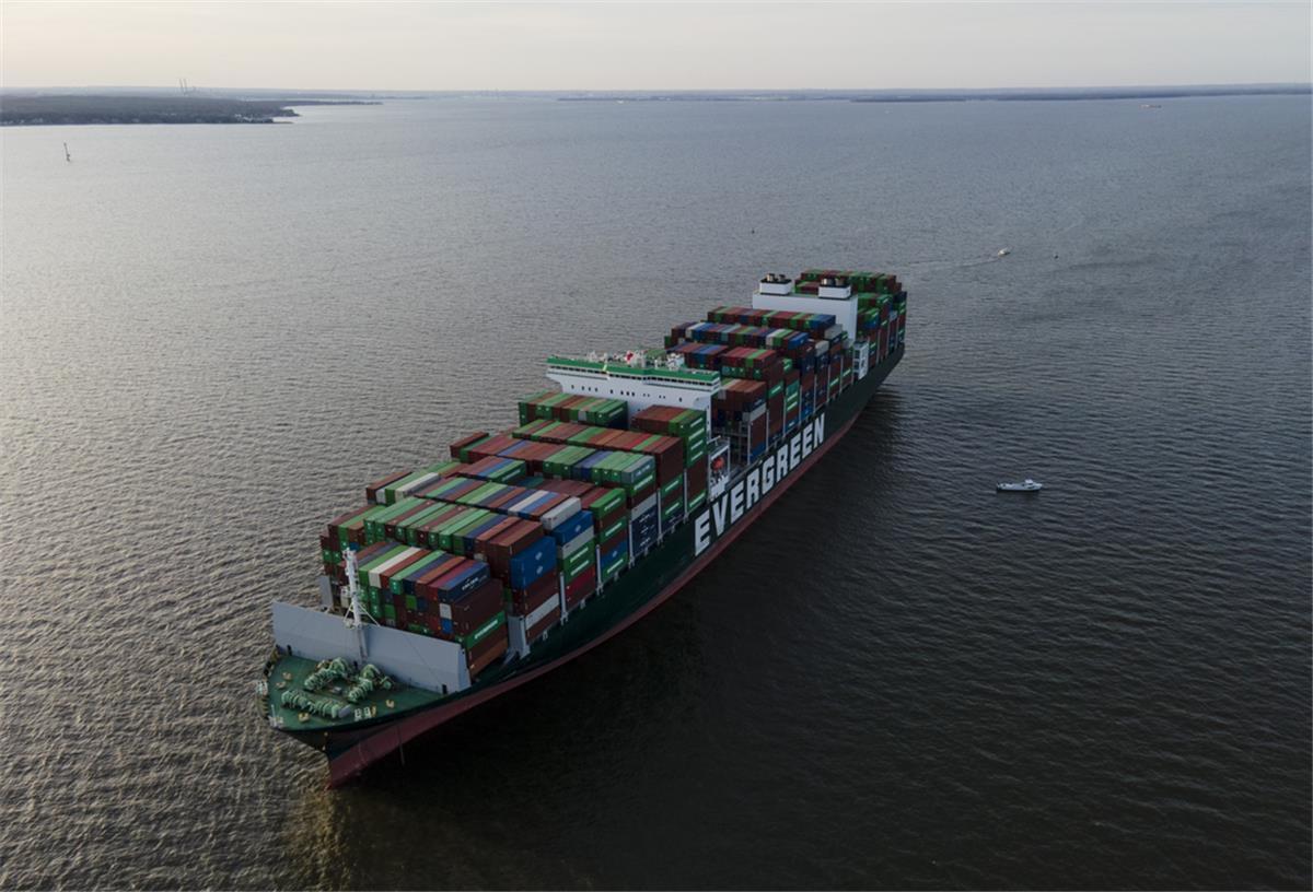 Ein Containerschiff auf See.