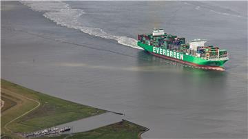 Ein Containerschiff fährt auf der Elbe in Richtung Hamburger Hafen. (Archivbild)