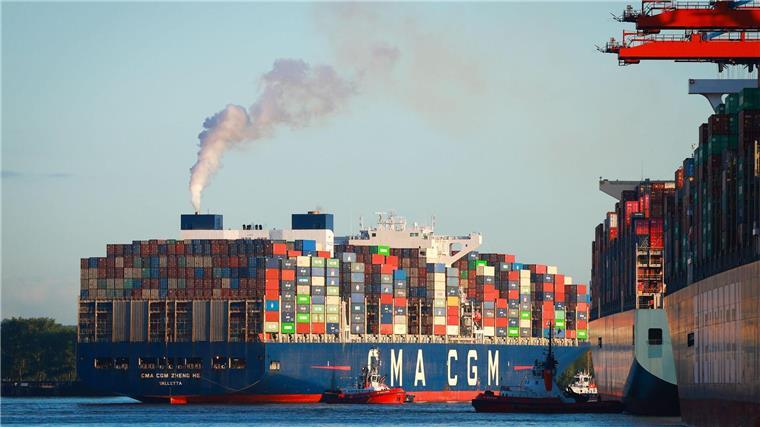 Einigung der UN auf neue Klimaziele für Schifffahrt Ein Containerschiff legt im Hamburger Hafen an.