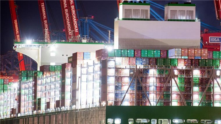 Umfrage: Norddeutsche Händler tun sich weiter schwer Ein Containerschiff liegt in Hamburg am Containerterminal Burchardkai.
