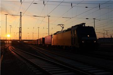 Ein Containerzug ist am Dienstagmorgen in Bremerhaven-Wulsdorf wegen einer Rauchentwicklung gestoppt worden.