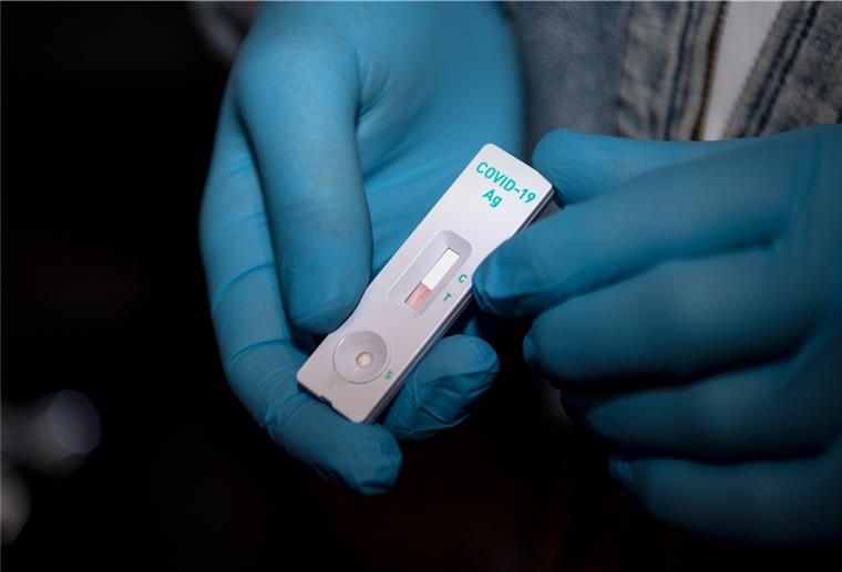Seniorenheime: Hilfe bei Schnelltests willkommen Ein Corona-Schnelltest wird ausgewertet, der am Ende negativ ausfällt.