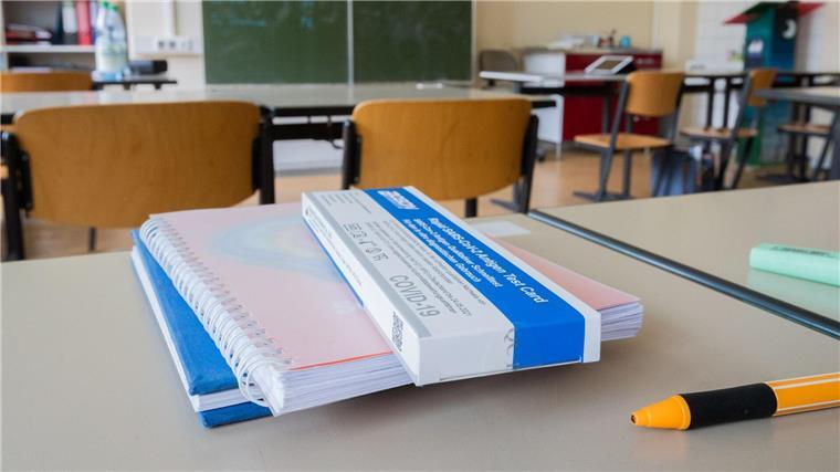 Millionen Corona-Schutzartikel in Niedersachsen vor Ablauf Ein Corona-Selbsttest liegt am Platz eines Schülers in einem Klassenraum einer Gesamtschule.