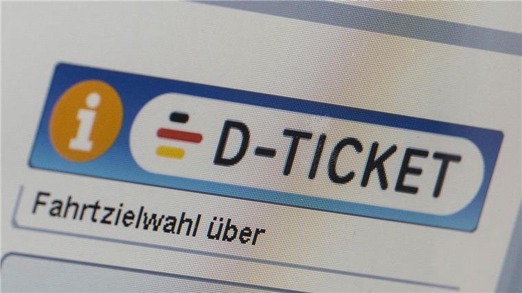 Hackerangriff: GVH stoppt Vorverkauf von 49-Euro-Ticket Ein „D-Ticket“ wird anlässlich des Verkaufsstarts des Deutschlandtickets auf einem Display angezeigt.