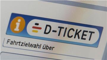 Ein „D-Ticket“ wird anlässlich des Verkaufsstarts des Deutschlandtickets auf einem Display angezeigt.