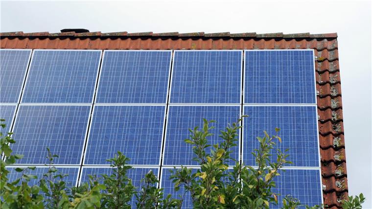 Solarausbau in Niedersachsen gewinnt an Fahrt Ein Dach ist mit Photovoltaik-Modulen bestückt.