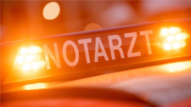 Ein Dachschild mit der Aufschrift „Notarzt“ steht auf einem Einsatzwagen eines Notarztes.