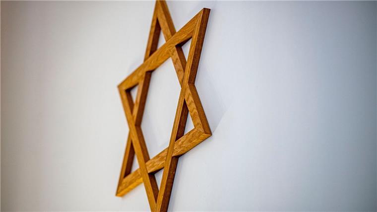 Ministerin nach Brandanschlag auf Synagoge: „Feiger Angriff“ Ein Davidstern hängt an einer Wand im Gebetsraum einer Synagoge.