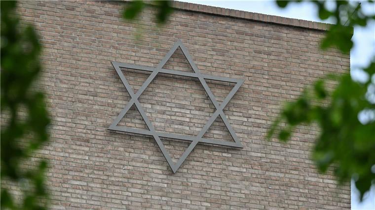 Antisemitische Vorfälle: Neuer Höchststand in Niedersachsen Ein Davidstern ist am Gebäude des neuen Synagogenzentrums Potsdam zu sehen.