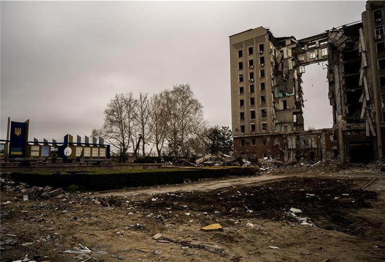 Ein Denkmal für die gefallenen Soldaten des Donbass-Krieges von 2014 steht in der Nähe des zerstörten Gebäudes der staatlichen Regionalverwaltung. Nun plant Russland eine Offensive im Donbass-Gebiet.