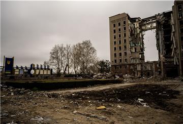 Ein Denkmal für die gefallenen Soldaten des Donbass-Krieges von 2014 steht in der Nähe des zerstörten Gebäudes der staatlichen Regionalverwaltung. Nun plant Russland eine Offensive im Donbass-Gebiet.