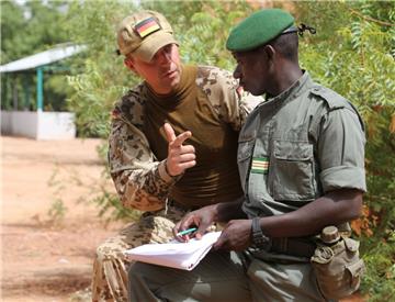 Ein deutscher Ausbilder  der europäischen Trainingsmission EUTM Mali bespricht mit einem malischen Kollegen die Befehlsausgabe des Tages für eine Übung in Koulikoro, hier bei einem früheren Einsatzkontingent. Jetzt sind auch Soldaten aus Seedorf vor Ort.