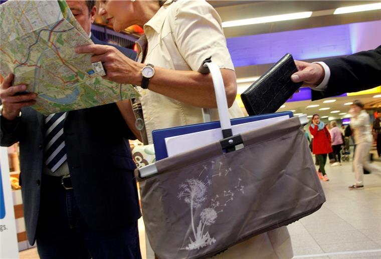 Rotenburg: Taschendiebe sind kaum zu fassen Ein Dieb greift in den offenen Korb einer arglosen Frau und klaut ihre Geldbörse.