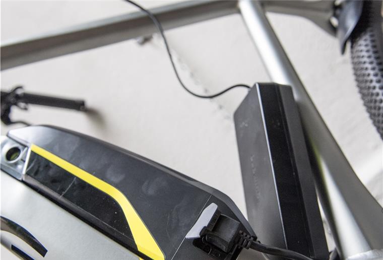 Bremen: Dieb von E-Bike-Akkus überlistet sich selbst Ein Dieb hat in Bremen zwei Akkus von E-Bikes gestohlen, fotografiert und im Internet zum Verkauf angeboten. Dumm nur, dass er auch die Seriennummer auf den Akkus fotografierte.