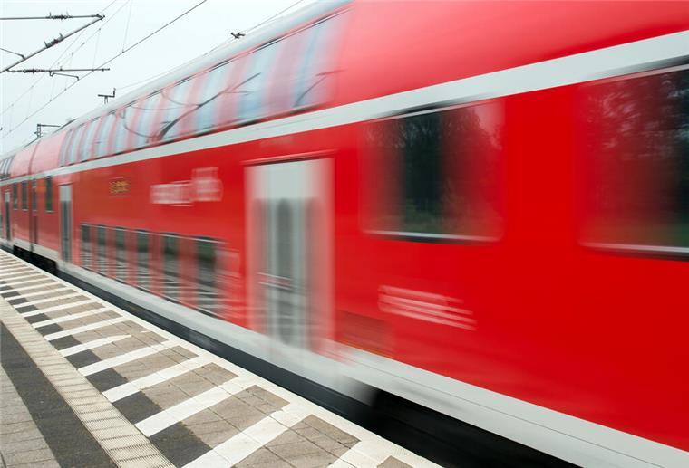 80-Jähriger stirbt in Bremen bei Zugunfall Ein doppelstöckiger Regionalzug der Deutschen Bahn fährt durch einen Bahnhof (Symbolbild)