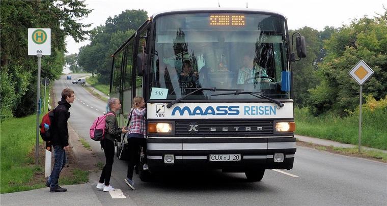 Schulbus-Chaos: Politik im Landkreis macht Druck Ein Dorn im Auge ist Eltern wie Politikern zum Beispiel die neu eingerichtete Haltestelle „Hinter der Lieth“ an der viel befahrenen Landesstraße 135 in Midlum. „Viel zu gefährlich“, sind sich Alexandra Penner, Mutter zweier Kinder, und der SPD-Politiker Henry Kowalewski einig.
Foto: Stehn