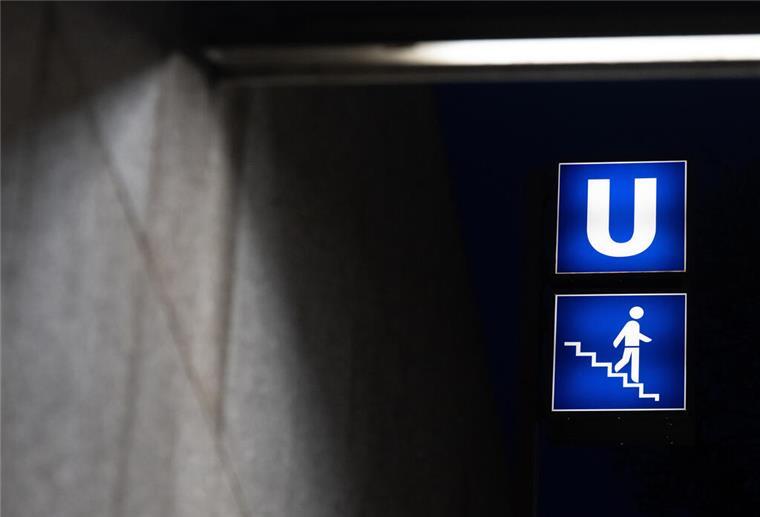 Dreijähriger hatte Hunger - Allein in der U-Bahn unterwegs Ein Schild mit dem Piktogramm der U-Bahn steht an einer Haltestelle. In München stehen am Donnerstag und Freitag große Teile des öffentlichen Nahverkehrs still.