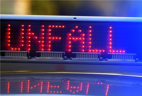 Bayern, Günzburg. Auf einem Polizeifahrzeug warnt auf der Autobahn A8 eine Leuchtschrift vor einer Unfallstelle.