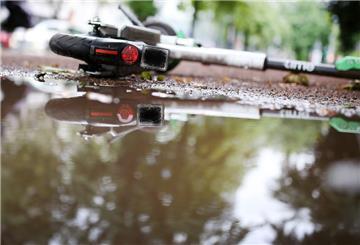 Ein E-Scooter liegt auf einem Fußweg. In Rotenburg ist ein Mann mit einem solchen Gefährt gestürzt, weil er alkoholisiert war.