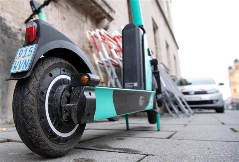Unversicherte E-Scooter: Polizei leitet mehrere Strafverfahren ein Ein E-Scooter steht auf einem Gehweg.