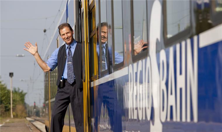 Servicemitarbeiter als "Eisenbahner mit Herz" ausgezeichnet Ein echter Profi mit dem Herz am rechten Fleck: Kundenbetreuer Ronald Kwapinski von der Nord-West-Bahn hat die Auszeichnung „Eisenbahner mit Herz“ in Bronze verliehen bekkommen.