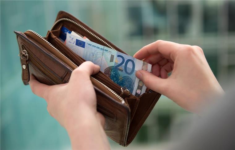 Bremerhaven: Mann gibt prall gefüllte Geldbörse ab Ein ehrlicher Finder hat in Bremerhaven eine prall gefüllte Geldbörse abgegeben.