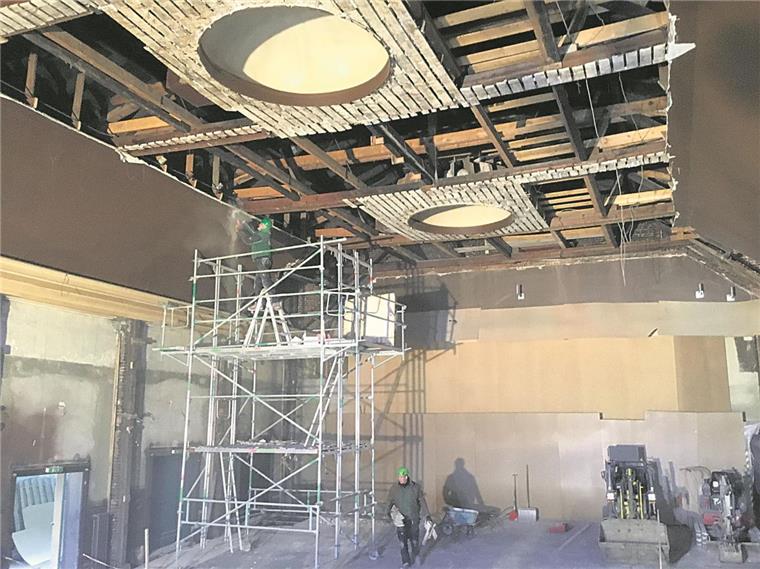Centraltheater Brake: Aus dem Kino ist eine Baustelle geworden Ein Einblick ins innere des CTB: Der große Saal soll am Ende wieder so aussehen wie zuvor mit der Bühne und den roten Kinosesseln.