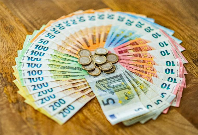 Erfolgs-Trick für den Job: So landet mehr Geld auf deinem Konto Euro-Münzen und Geldscheine liegen auf einem Tisch.