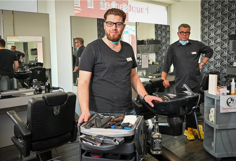 Ein eingespieltes Team: Andre Albers, Inhaber des Friseursalons Hauptsache (rechts), mit seinem Azubi Muhammed Askay.