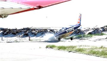 Ein einmotoriges Flugzeug aus Großbritannien kommt bei einer missglückten Landung auf dem Flugplatz Helgoland von der Landebahn und fährt in den Sand.