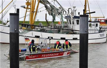 Ein Einsatzboot der Feuerwehr legte eine Ölsperre um einen der Wremer Kutter. Fo...